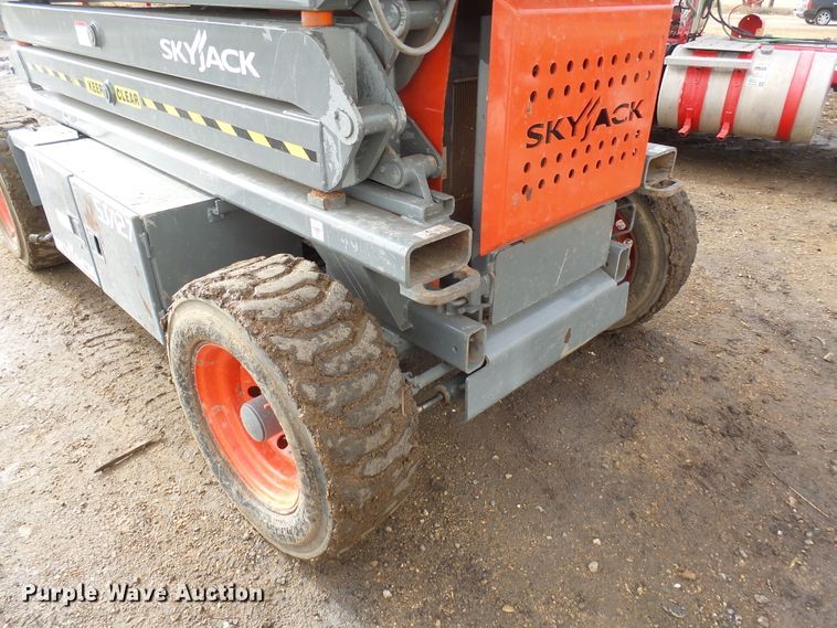 image for item EF9596 Sky Jack SJ7127 scissor lift