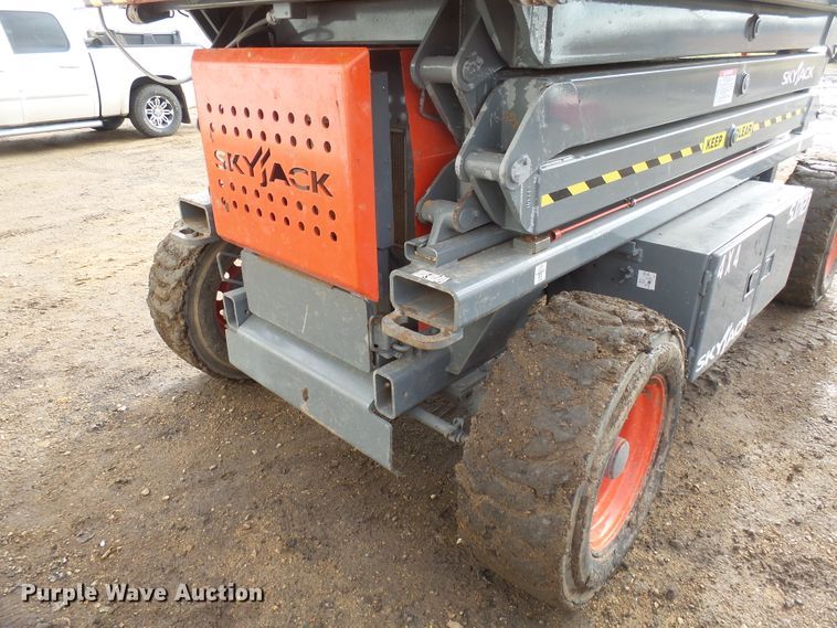 image for item EF9596 Sky Jack SJ7127 scissor lift