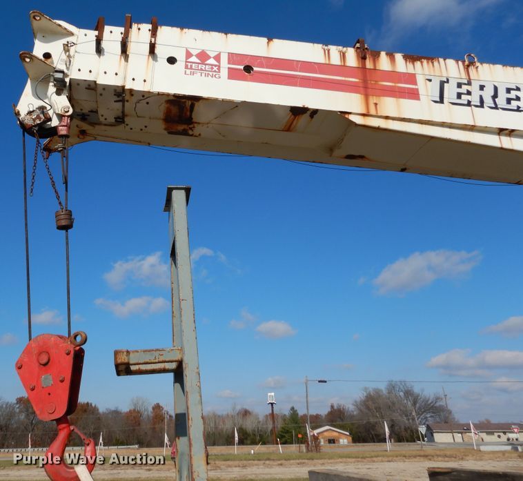 image for item EK9112 2000 Sterling L-Line crane truck