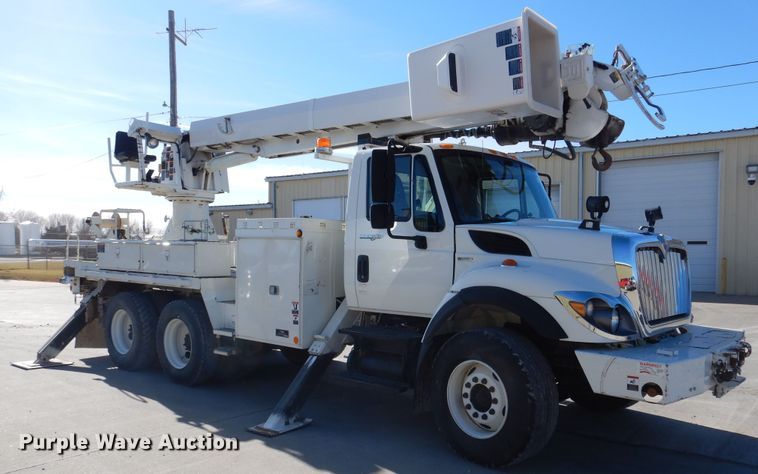 image for item EK9124 2009 International WorkStar 7400 digger derrick truck