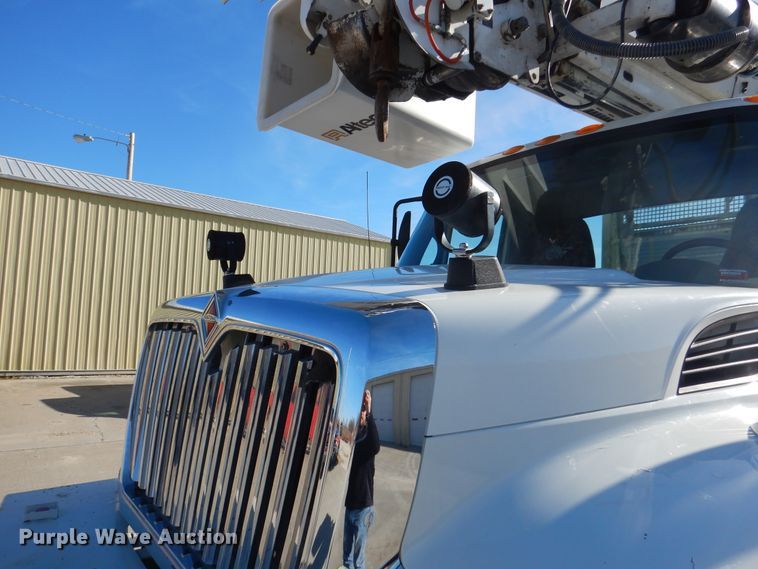 image for item EK9124 2009 International WorkStar 7400 digger derrick truck