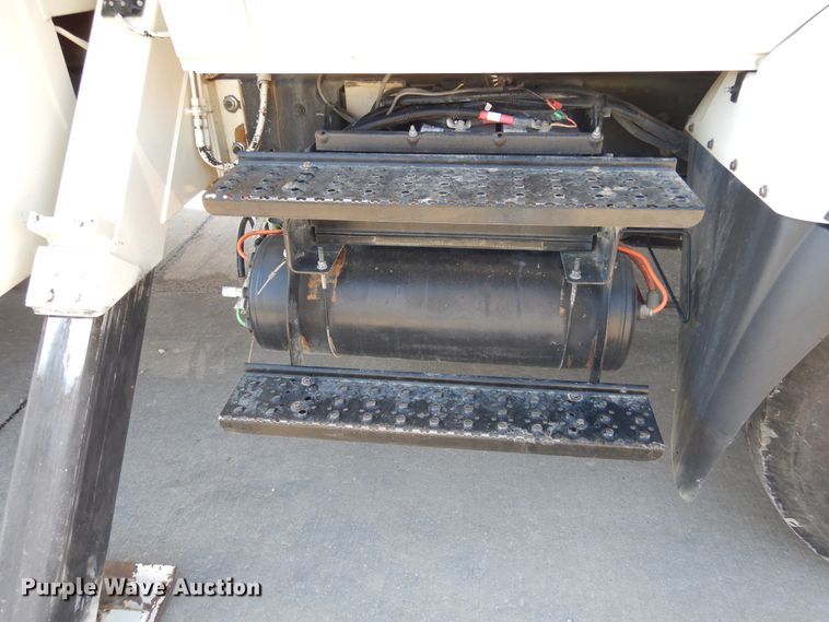 image for item EK9124 2009 International WorkStar 7400 digger derrick truck