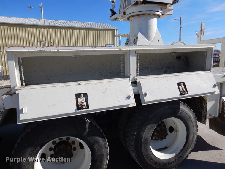 image for item EK9124 2009 International WorkStar 7400 digger derrick truck