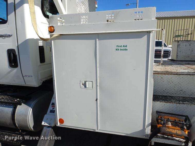 image for item EK9124 2009 International WorkStar 7400 digger derrick truck