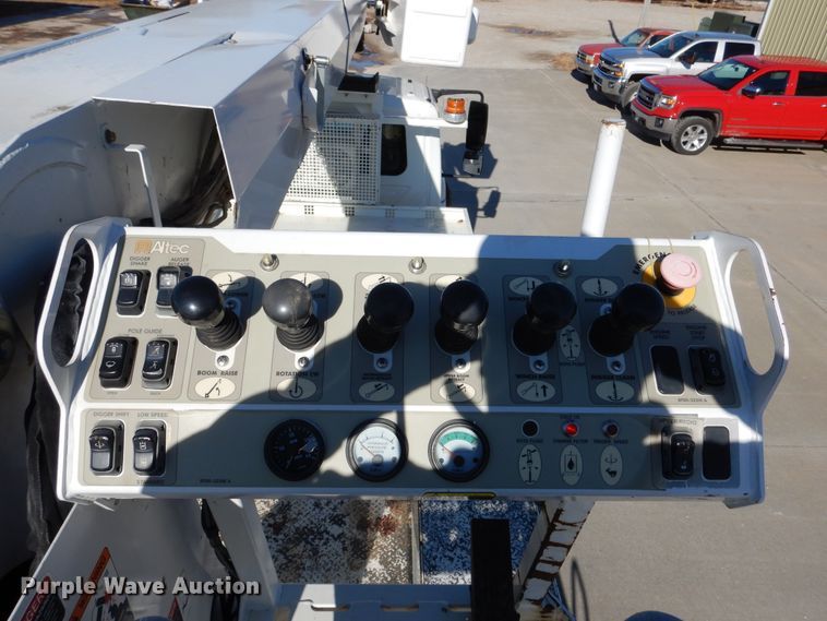 image for item EK9124 2009 International WorkStar 7400 digger derrick truck