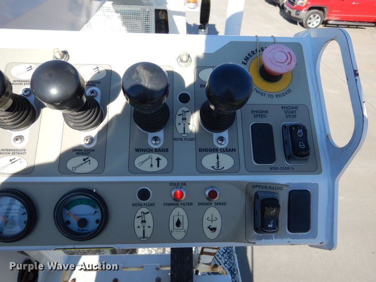 image for item EK9124 2009 International WorkStar 7400 digger derrick truck