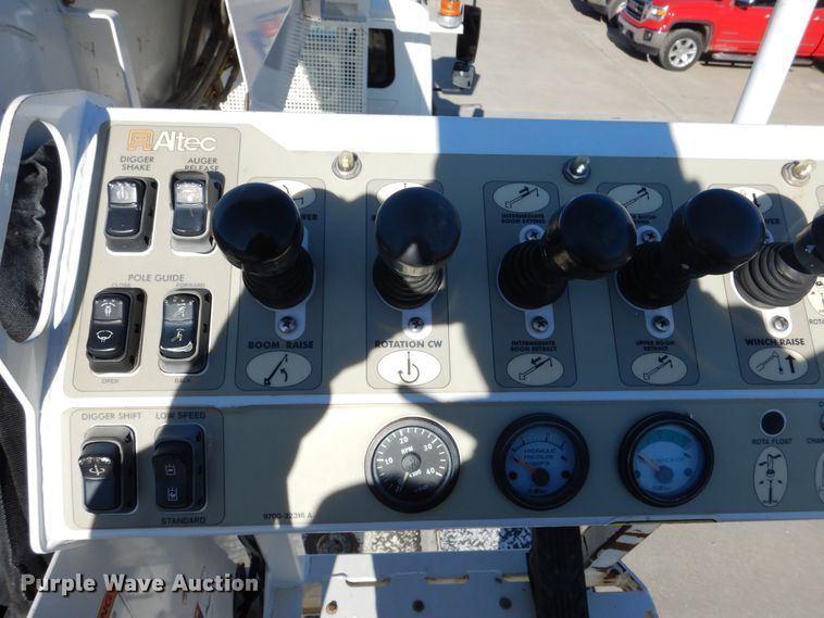 image for item EK9124 2009 International WorkStar 7400 digger derrick truck