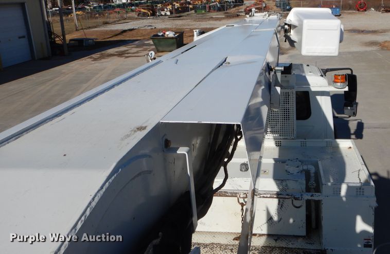 image for item EK9124 2009 International WorkStar 7400 digger derrick truck