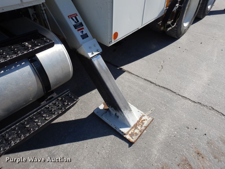 image for item EK9124 2009 International WorkStar 7400 digger derrick truck