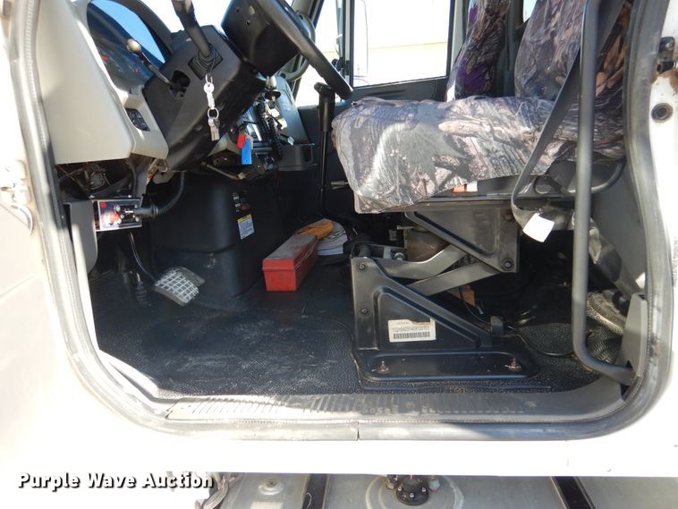 image for item EK9124 2009 International WorkStar 7400 digger derrick truck