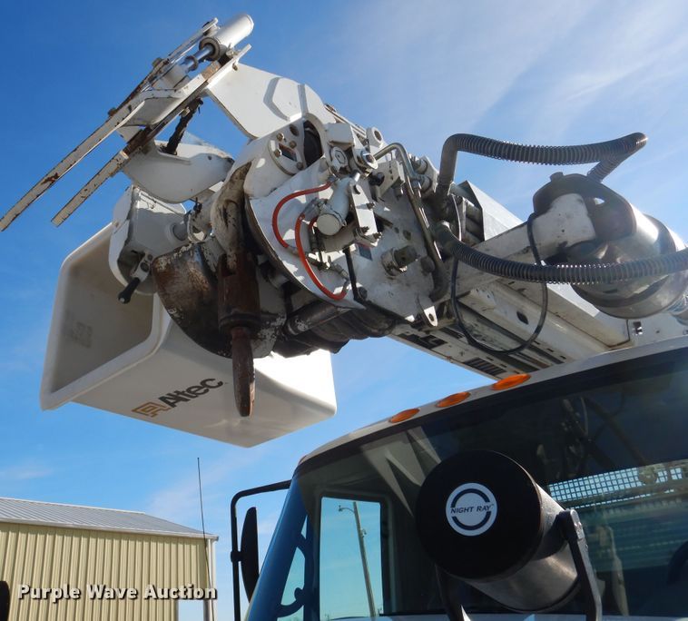 image for item EK9124 2009 International WorkStar 7400 digger derrick truck