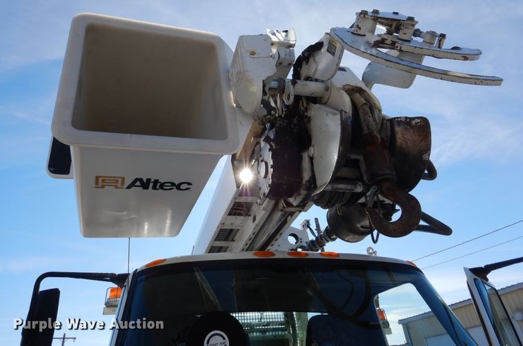 image for item EK9124 2009 International WorkStar 7400 digger derrick truck