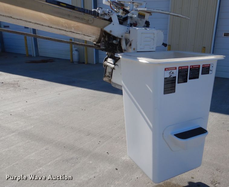 image for item EK9124 2009 International WorkStar 7400 digger derrick truck