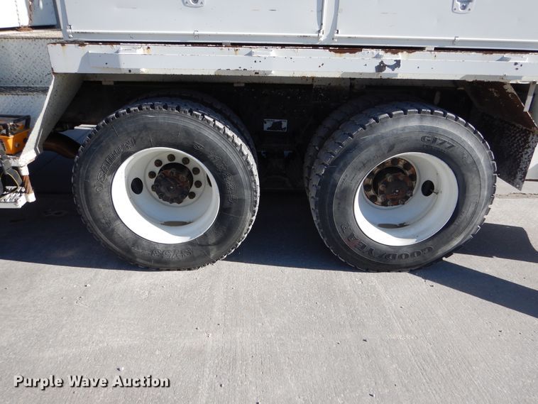 image for item EK9124 2009 International WorkStar 7400 digger derrick truck