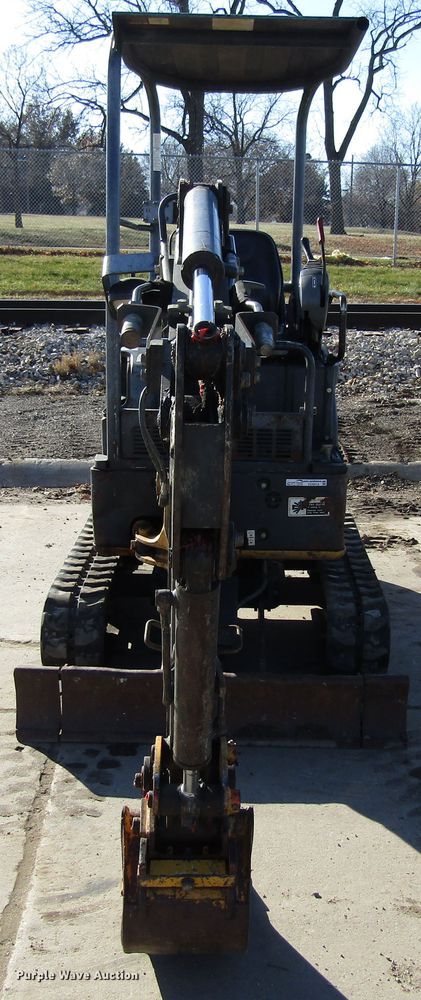 image for item FD9313 2008 John Deere 17D mini excavator