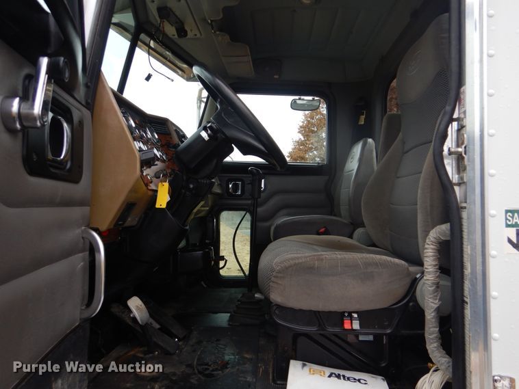 image for item FF9112 2009 Peterbilt 340 crane truck