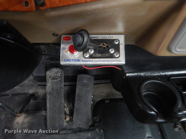 image for item FF9112 2009 Peterbilt 340 crane truck