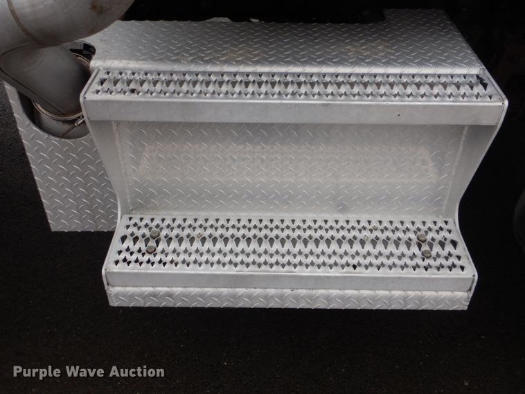 image for item FF9112 2009 Peterbilt 340 crane truck