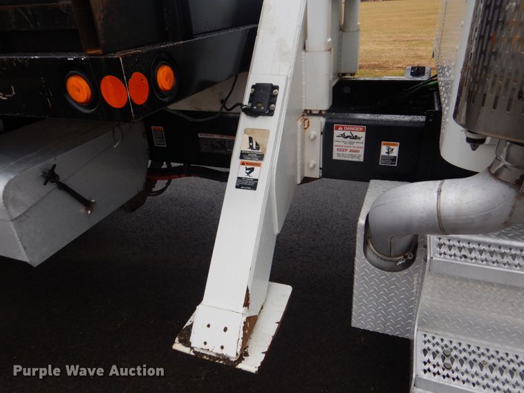 image for item FF9112 2009 Peterbilt 340 crane truck