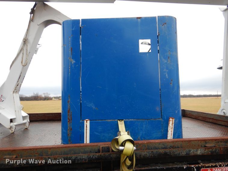 image for item FF9112 2009 Peterbilt 340 crane truck