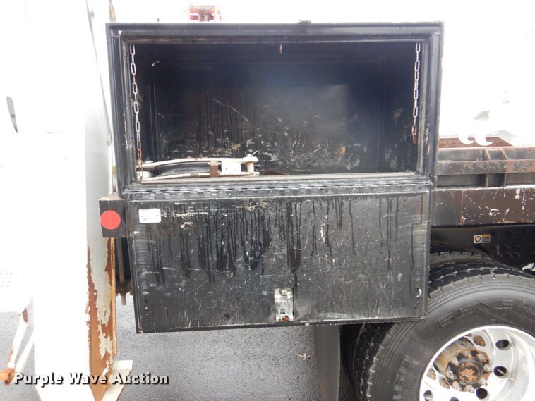 image for item FF9112 2009 Peterbilt 340 crane truck