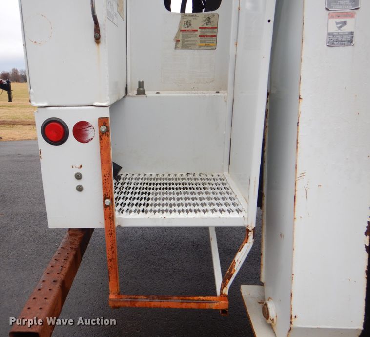 image for item FF9112 2009 Peterbilt 340 crane truck