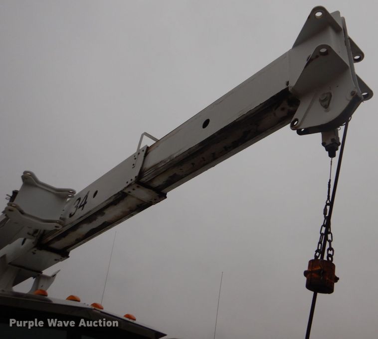 image for item FF9112 2009 Peterbilt 340 crane truck