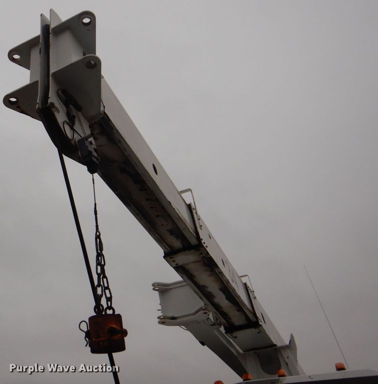 image for item FF9112 2009 Peterbilt 340 crane truck