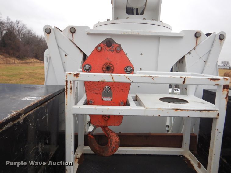 image for item FF9112 2009 Peterbilt 340 crane truck