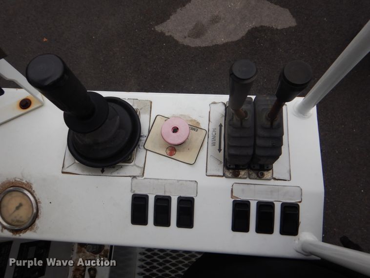 image for item FF9112 2009 Peterbilt 340 crane truck