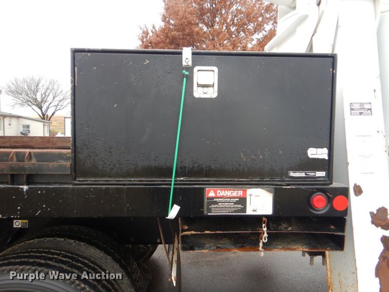 image for item FF9112 2009 Peterbilt 340 crane truck