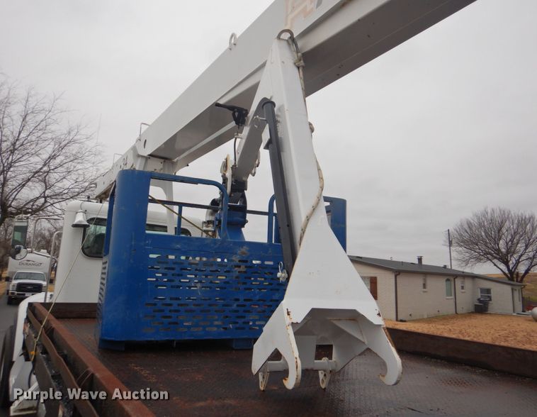 image for item FF9112 2009 Peterbilt 340 crane truck