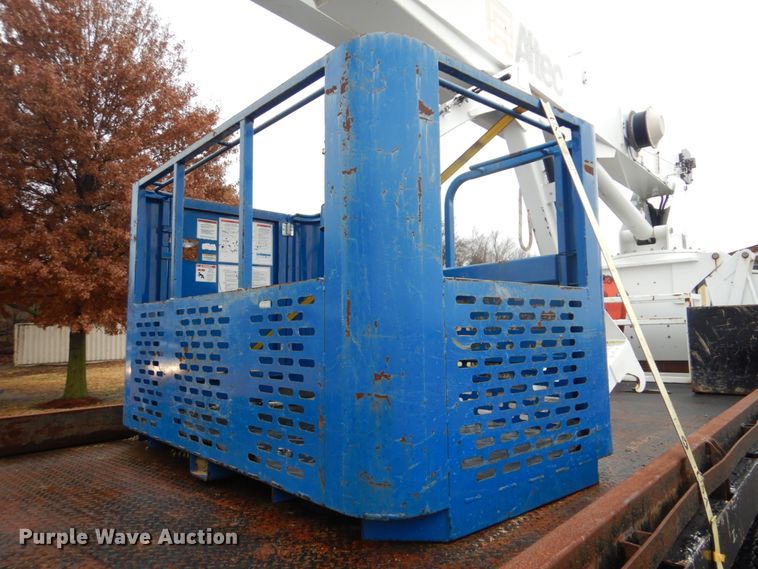 image for item FF9112 2009 Peterbilt 340 crane truck