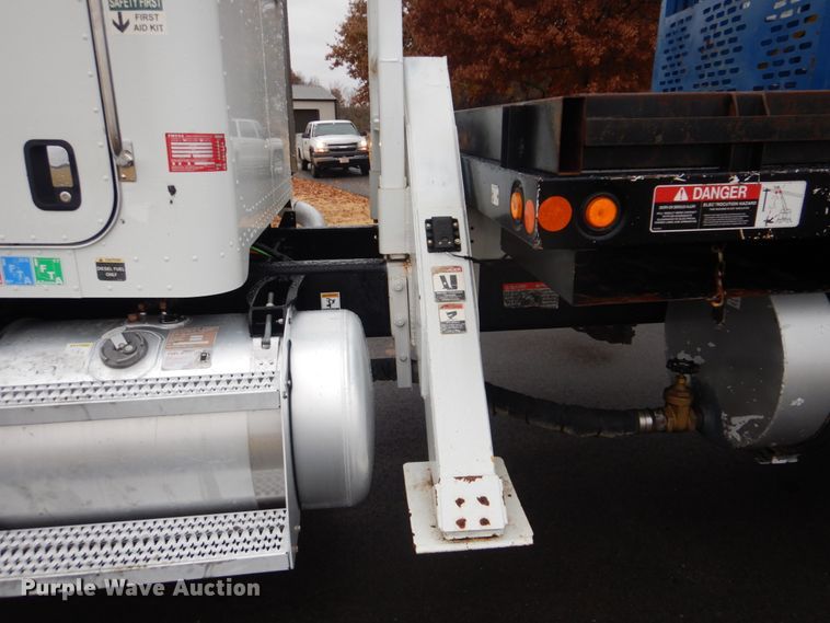 image for item FF9112 2009 Peterbilt 340 crane truck