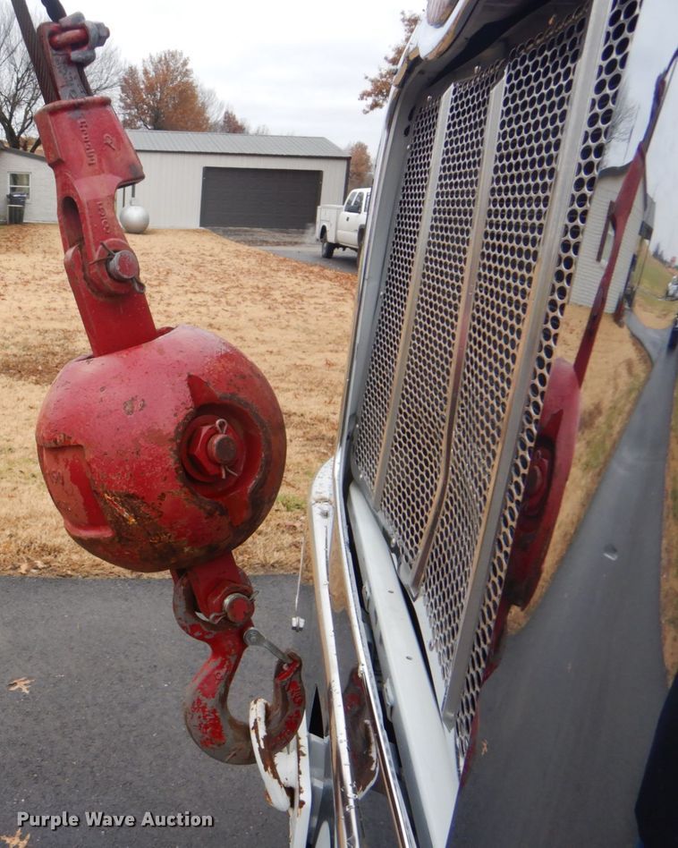 image for item FF9112 2009 Peterbilt 340 crane truck