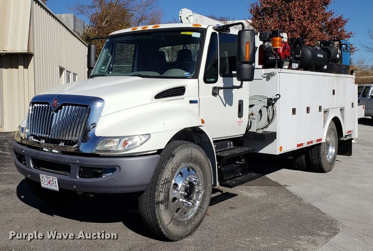 image for item FW9571 2013 International 4300 service truck with crane