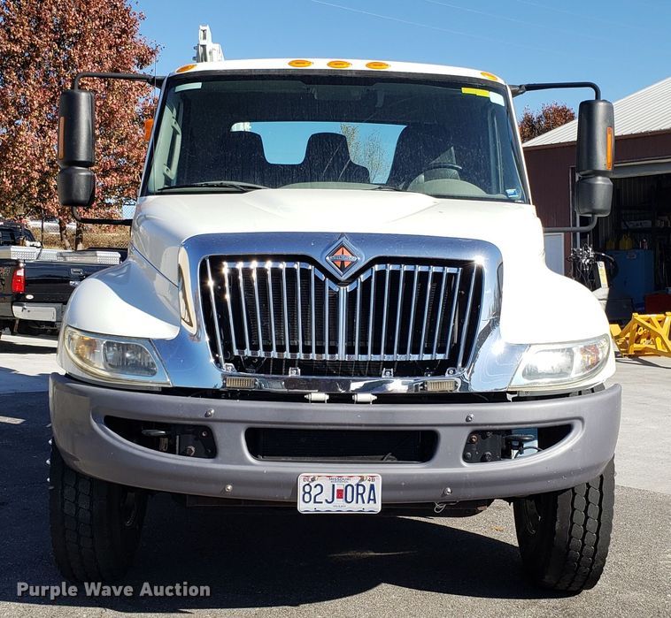 image for item FW9571 2013 International 4300 service truck with crane