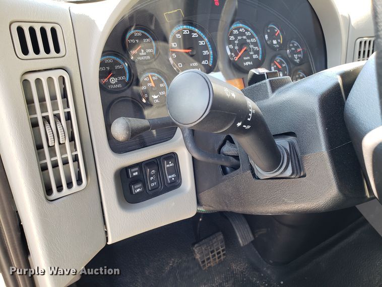 image for item FW9571 2013 International 4300 service truck with crane