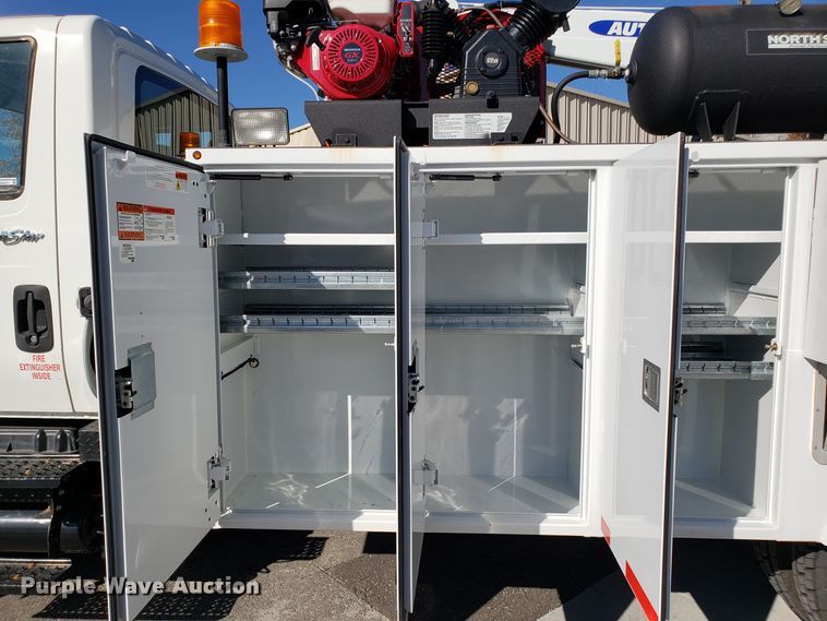 image for item FW9571 2013 International 4300 service truck with crane