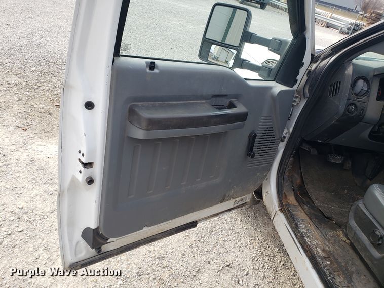 image for item GA9353 2011 Ford F350 Super Duty SuperCab pickup truck chassis