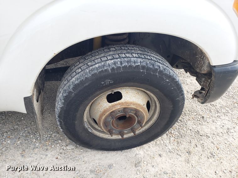 image for item GA9353 2011 Ford F350 Super Duty SuperCab pickup truck chassis