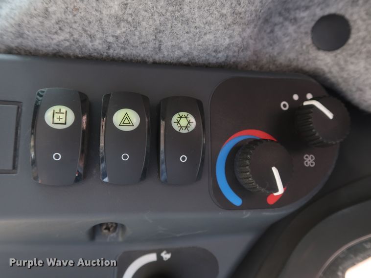 image for item GD9936 2015 John Deere 333E skid steer