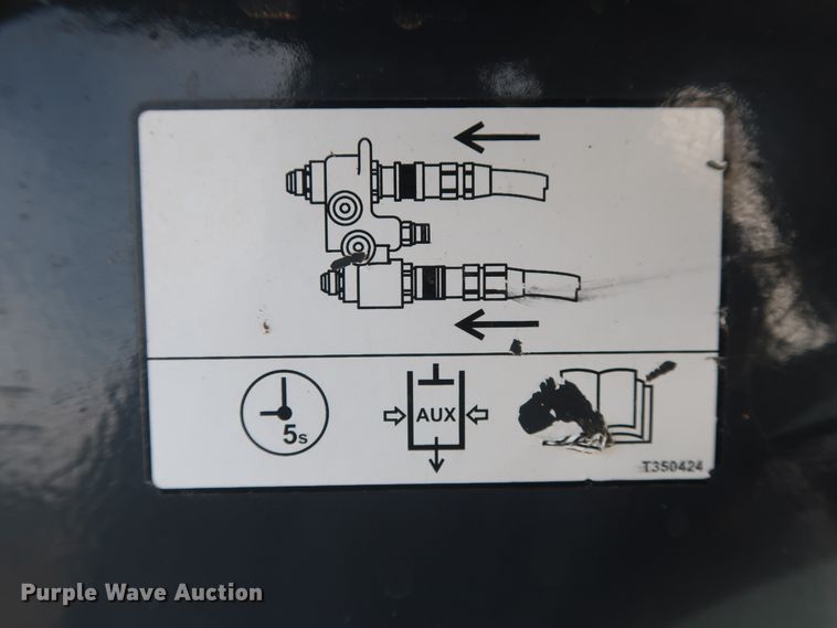 image for item GD9936 2015 John Deere 333E skid steer