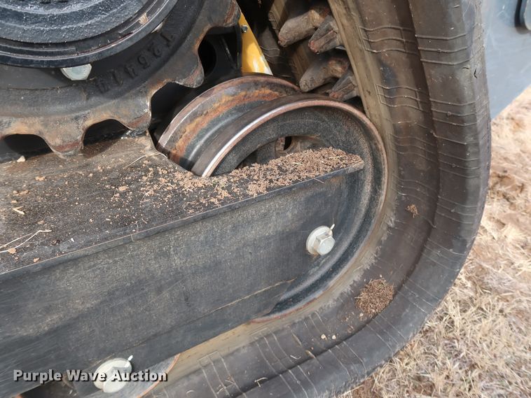 image for item GD9936 2015 John Deere 333E skid steer