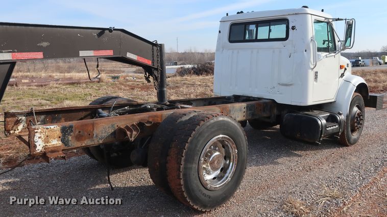 image for item GD9958 2001 International 4700 truck cab and chassis