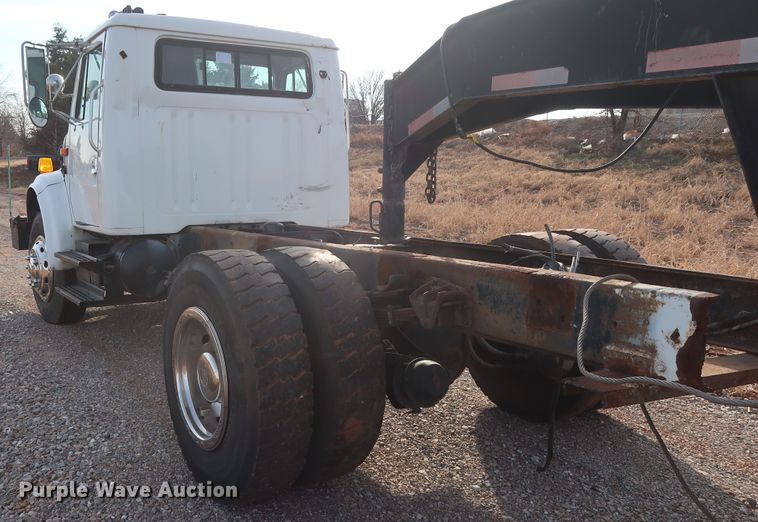 image for item GD9958 2001 International 4700 truck cab and chassis