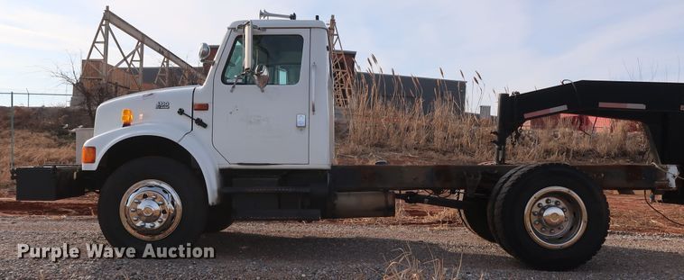 image for item GD9958 2001 International 4700 truck cab and chassis