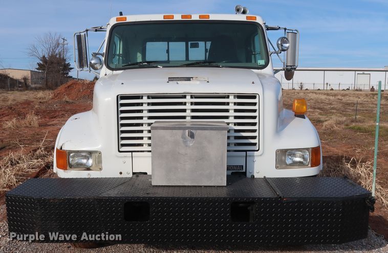 image for item GD9958 2001 International 4700 truck cab and chassis