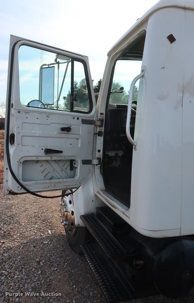 image for item GD9958 2001 International 4700 truck cab and chassis