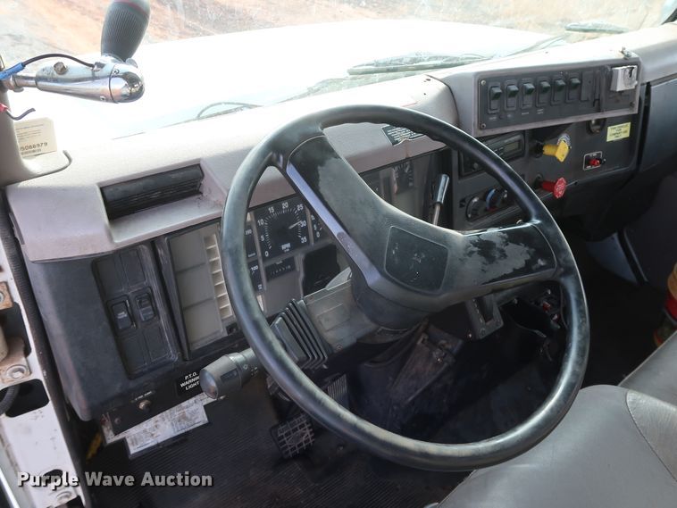 image for item GD9958 2001 International 4700 truck cab and chassis